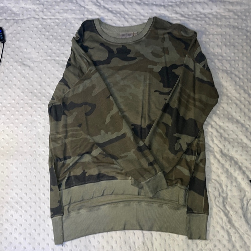 Size large long sleeve top